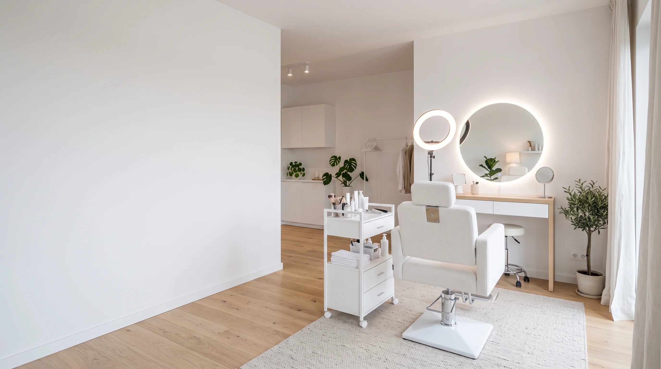 Salon kosmetyczny z pustą białą ścianą przed nadrukiem UV